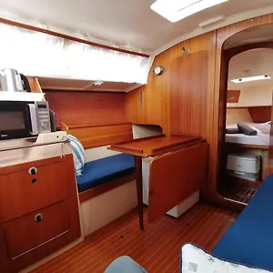 Botel Cozy Sailboat In Barcelona!! No Showers, Sant Adria de Besos